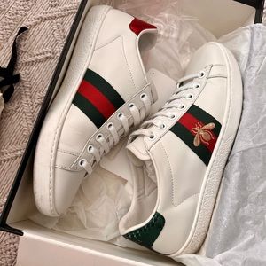 Authentic Gucci Women's Ace sneaker with bee